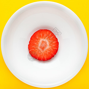 红草莓片红色水果饮食甜点黄色浆果白色叶子食物早餐图片