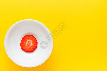 红草莓片甜点浆果水果黄色食物小吃早餐红色白色果汁图片