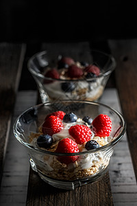 健康的早餐木头水果牛奶酸奶甜点营养饮食食物背光静物图片
