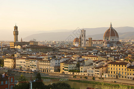 在金色日落期间佛罗伦萨城 Arno河全景与意大利佛罗伦萨圣玛丽亚德尔菲奥雷(杜奥莫)的宫和大教堂图片
