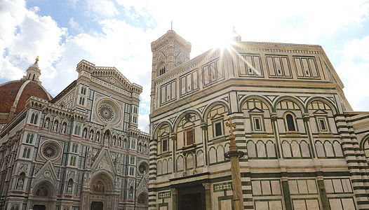 佛罗伦萨大教堂和浸礼堂的全景 在阳光明媚的一天 意大利托斯卡尼图片