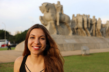 2019年5月10日 巴西萨奥保洛 在圣保罗快乐的微笑着女人与背景上Bandeiras里程碑纪念碑巴西圣保罗艺术女士旅行旅游公园图片