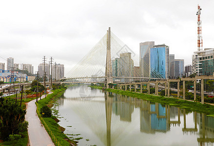 圣保罗市地标 Estaiada 桥反射在 Pinheiros 河圣保罗巴西景观天空旅游旅行建筑摩天大楼场景建筑学电缆城市图片