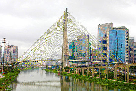 圣保罗城市景观地标 Estaiada 桥反射在 Pinheiros 河圣保罗巴西图片