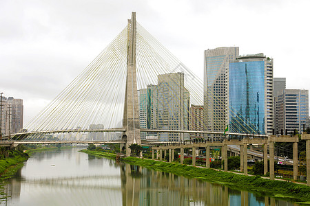 圣保罗市地标 Estaiada 桥反射在 Pinheiros 河圣保罗巴西景观电缆城市运输建筑场景旅游旅行商业天空图片