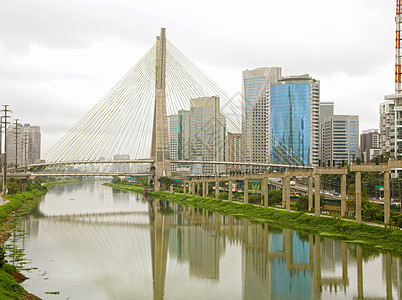 圣保罗市地标 Estaiada 桥反射在 Pinheiros 河圣保罗巴西摩天大楼电缆建筑学商业建筑天空旅行拉丁城市蓝色图片