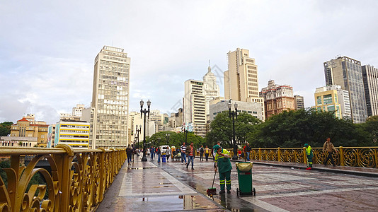 SAO PAULO 巴西     2019年5月16日 在市区的管道专门供行人使用图片