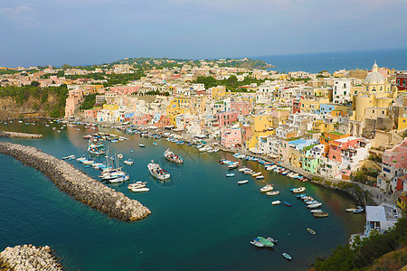 美丽的普罗奇达全景在阳光明媚的夏日 意大利普罗奇达岛的五颜六色的房屋 咖啡馆和餐馆 渔船和游艇图片