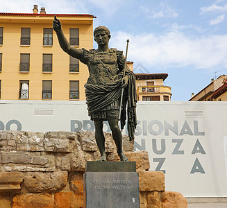 2019年7月1日 西班牙萨拉戈萨创始人凯撒·奥古斯都皇帝纪念碑图片