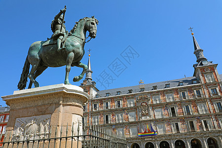 西班牙马德里市长广场广场 佩戴菲利普三世国王的马术雕像历史性历史城市建筑学旅行低角度景观遗产雕塑街道图片