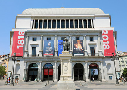 2019年7月2日 Teatro Real皇家剧院是位于马德里的主要歌剧院雕像国家剧院观光中心家庭女王宫殿建筑公园图片