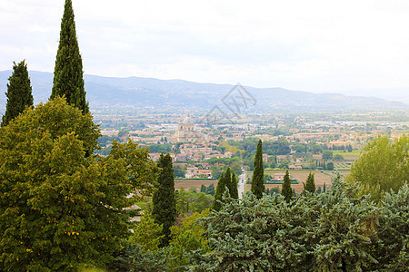 意大利奥姆布里亚乡村和地貌的阿西西(Assisi)全景图片