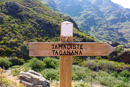 西班牙加那利群岛特内里费岛 Taganana 和 Tamadiste 海滩沿海村庄的方向标志 自然徒步旅游概念图片
