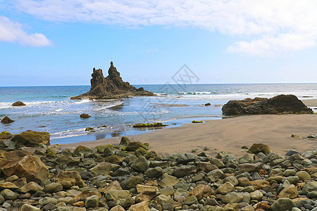 美丽的海滩 在Tenerife带黑沙支撑石头海洋岩石旅行地标天堂假期海岸荒野图片