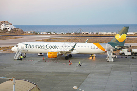 2018年7月 在希腊圣托里尼机场的托马斯库克飞机金融清算银行旅游失败飞机场公司风险运输危机图片