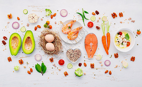 Ketogenous 低碳水化合物饮食概念 在白木本底设置的健康食品选择要素减肥蔬菜美食排毒营养核桃食物健康饮食糖类菠菜图片