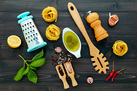 黑色木制背景上的意大利面 黄色的意大利面食配料 意大利食品和菜单概念面条小麦餐厅厨师造型师营养厨房糖类美食食物图片