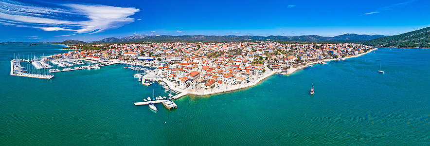 Pirovac沿海海岸线镇空中全景图片