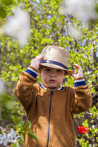 可爱的小男婴在花园里戴着帽子 一个迷人的小孩帮助他的父母种菜男生园艺晴天幼儿园园丁生长家庭植物蔬菜童年图片