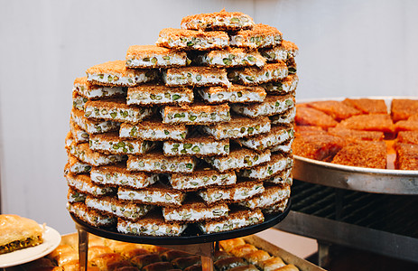传统的土耳其甜点 kadayif 在糖浆中烘烤的切碎面团和碎坚果甜食烹饪糕点文化火鸡食谱小吃爱好者开心果奶油背景图片