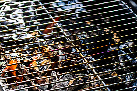 烧烤烧烤炉坑 充满发光和燃烧的烈火 红火 热炭砖和焚化炉煤炭火焰网格煤球食物篝火野餐牛扒木炭壁炉图片