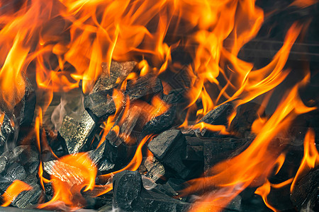 烧烤烧烤炉坑 充满发光和燃烧的烈火 红火 热炭砖和焚化炉火焰野餐煤球煤炭木炭壁炉营火炙烤网格烹饪图片