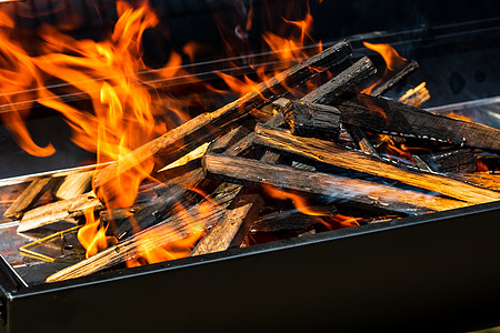 烧烤烧烤炉坑 充满发光和燃烧的烈火 红火 热炭砖和焚化炉火焰煤球野餐牛扒网格食物辉光炙烤高架木炭图片