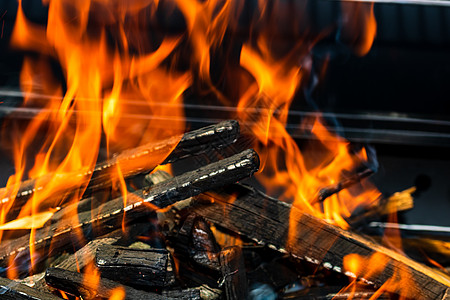 烧烤烧烤炉坑 充满发光和燃烧的烈火 红火 热炭砖和焚化炉篝火辉光营火网格火焰木炭煤球野餐煤炭牛扒图片