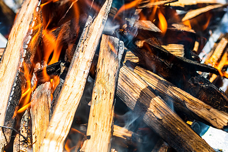 烧烤烧烤炉坑 充满发光和燃烧的烈火 红火 热炭砖和焚化炉篝火野餐火焰煤球壁炉辉光牛扒烹饪营火网格图片