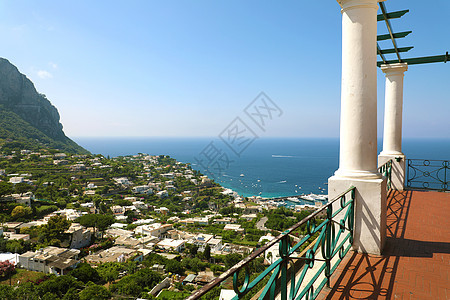 从意大利卡普里岛的一个露台看到卡普里镇令人惊叹的景象岩石天堂海洋海岸蓝色海滩悬崖建筑学阳台港口图片
