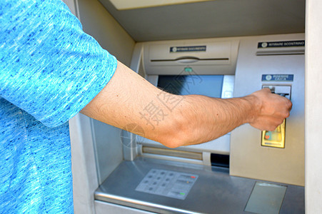 使用信用卡从 Atm 机取款的人的特写镜头 男子将 ATM 卡插入银行机器取款图片