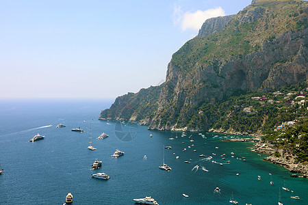 意大利坎帕尼亚卡普里岛的卡普里岛岩石海岸的壮丽景色 蓝色碧绿的海中设有游艇和豪华船只图片