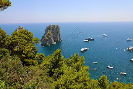 意大利卡普里岛的景色在美丽的夏日中 与法拉格里奥尼岩石海滩海岸悬崖石头晴天全景天堂旅行假期场景图片