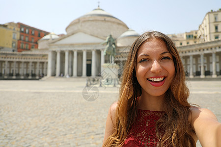 在意大利那不勒斯与广场拍摄自拍的笑笑笑女孩学生教会旅行风景游客假期旅游女士纪念碑圆顶图片