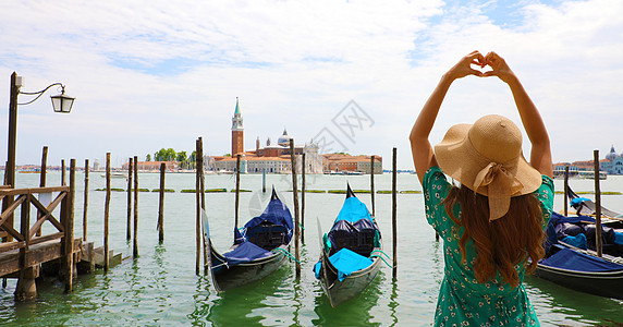 女人用手在意大利威尼斯环礁的美景上 塑造心灵图片
