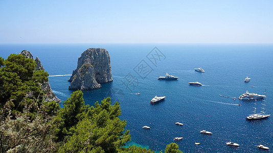意大利卡普里岛的景色在美丽的夏日中 与法拉格里奥尼岩石游艇旅游海景场景蓝色海岸悬崖旅行假期石头图片