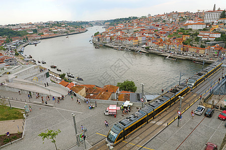 波尔图 葡萄牙- 2018年6月21日 与杜罗河和电车通过的美丽的波尔图鸟瞰图图片