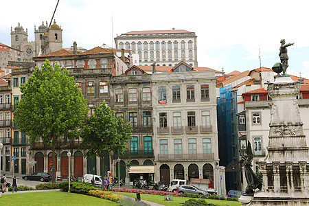 2018年6月21日 葡萄牙波尔多有教堂和教区雕像的房屋图片