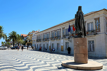 葡萄牙卡斯卡伊斯-2018 年 6 月 25 日 10 月 5 日在卡斯卡伊斯的中央广场与的雕像 卡斯卡伊斯是葡萄牙和外国游客著图片