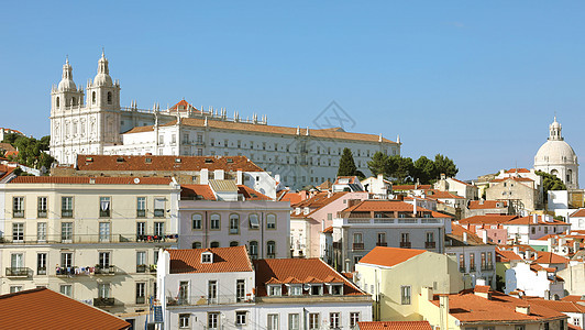 在葡萄牙里斯本美丽的夏日 与圣恩格拉西亚穹顶的圣文森特·德福拉修道院有阿尔法马老区图片