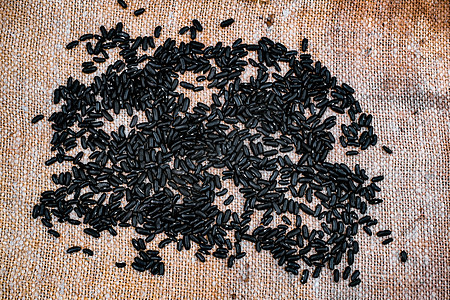 黄麻袋上的黑豆种子咖啡粮食酿造宏观饮料咖啡店麻布黄麻烘烤休息图片