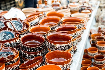 罗马尼亚锡比乌市  2020年9月6日 罗马尼亚锡比乌陶艺展上的传统罗马尼亚手工陶瓷市场壤土美食用具飞碟装饰品盘子纪念品厨房工艺图片