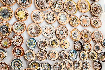 罗马尼亚锡比乌市  2020年9月6日 罗马尼亚锡比乌陶艺展上的传统罗马尼亚手工陶瓷市场船只纪念品制品圆圈装饰品厨房工艺飞碟黏土图片