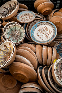 罗马尼亚锡比乌市  2020年9月6日 罗马尼亚锡比乌陶艺展上的传统罗马尼亚手工陶瓷市场制品用具飞碟社论船只灰烬纪念品陶器厨房烹图片
