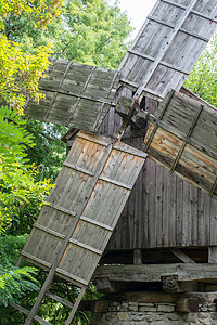 乡村博物馆中的农村住房沙发建筑乡村家具扶手椅地毯茅草文化生活房间图片