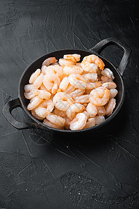 在黑石背景 有复制文本空间的煎铁锅或锅中 煮熟的磨油皮虾虾虾图片