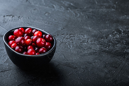 黑碗里有文字空间 黑色背景的红莓浆果红色收成荒野食物图片