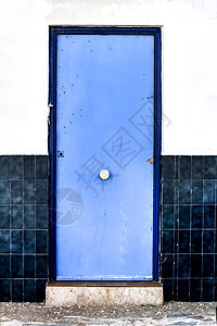蓝色的门和白色和蓝色的瓷砖立面窗户木板古董细节入口日光黑色乡村建筑街道图片