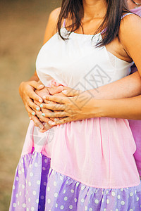 孕妇用手抱肚子的孕妇怀孕婴儿成人母亲女士药品生活母性家庭父母图片