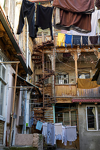 格鲁吉亚家庭传统 洗洗衣在外阳台干涸 12月7日庭院烘干城市院子住宅绳索衣服建筑洗涤地标图片